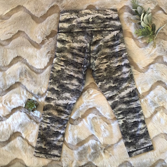 Lululemon, Hi-Rise, Wunder Under Pant 21” Size 6 - Picture 2 of 8